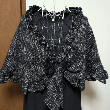 프릴 달린 블랙과 화이트 니트 가디건