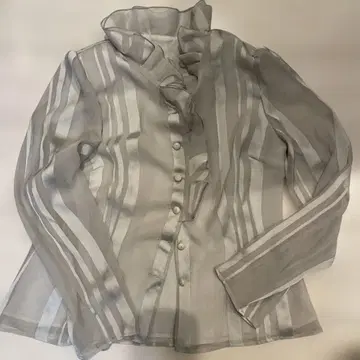 세라비 프릴 포함 그레이와 화이트 스트라이프 셔츠