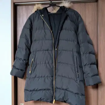 다크 그레이 후드 부착 다운 코트