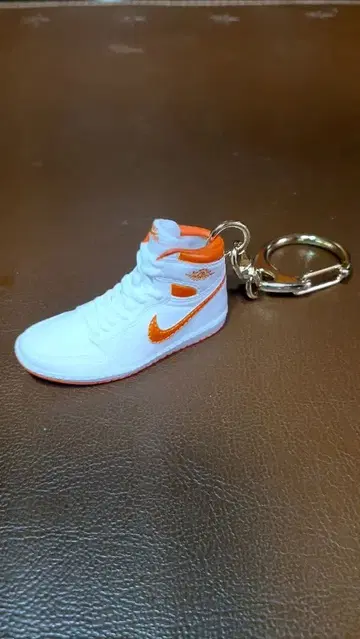 85 하이 스니커즈형 미니어처 키링 (왼쪽)