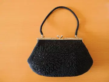 비즈 장식 블랙 클러치백