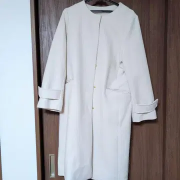 화이트 노카라 롱 코트