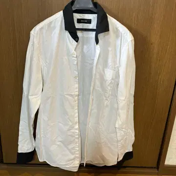 화이트/블랙 대비 셔츠