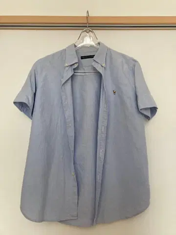 스카이블루 반팔 셔츠 폴로 로고 자수