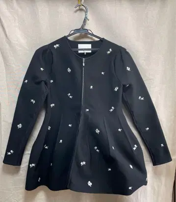 체스티 블랙 플라워 무늬 자수 노카라 자켓