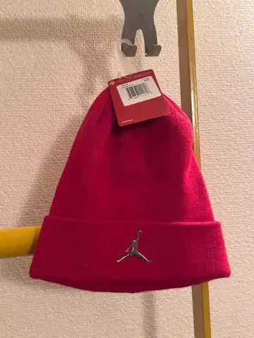 점프맨 로고가 달린 빨간색 니트 모자