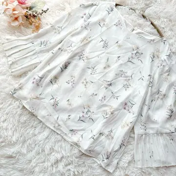 [새상품급] Noela 노엘라 꽃무늬 플리츠 슬리브 블라우스 화이트