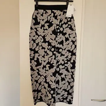꽃무늬 타이트 스커트 블랙과 그레이