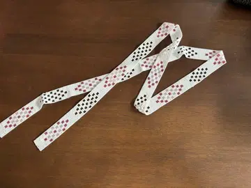 리본 목걸이 화이트 베이스 블랙 레드 무늬