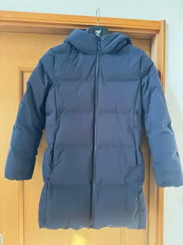 유니클로 심리스 다운 후드 부착 롱 다운 자켓 네이비 L