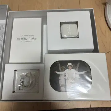 Mr.GREEN APPLE The White Lounge