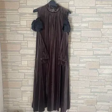 Noela 미사용 새상품 다크 브라운 벨벳 오프숄더