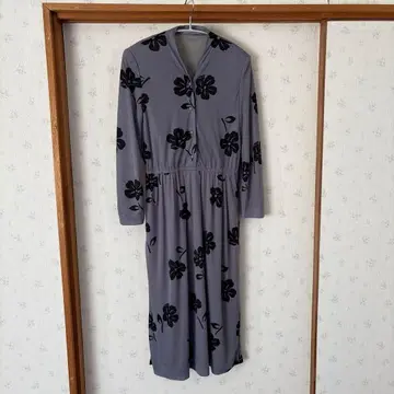 그레이 꽃무늬 긴팔 무릎 기장 원피스