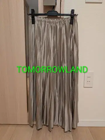 투모로우랜드 레더라이크 새틴 플리츠 스커트