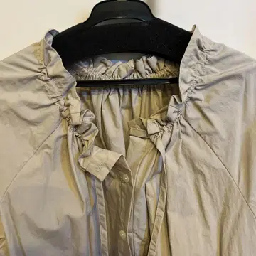 후드 부착 라이트 그레이 긴팔 셔츠