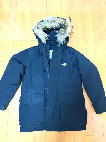 퍼 달린 블랙 다운 자켓