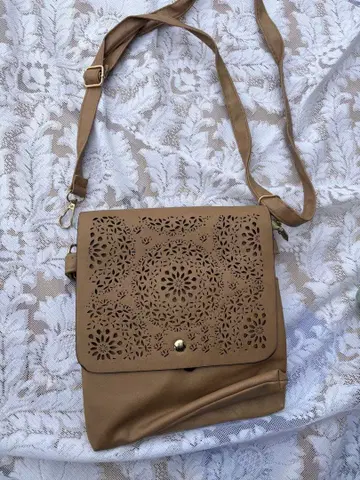 새상품 베이지 레이저 컷 숄더백