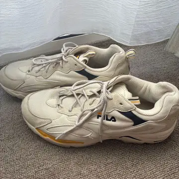 FILA 베이지 스니커즈