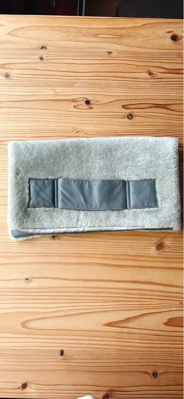 그레이 플랩 포함 클러치백