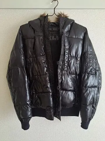 퍼 달린 블랙 다운 자켓