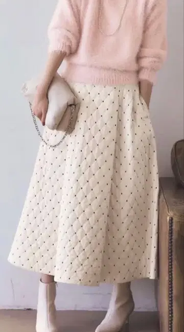 JUSGLITTY 도트 퀼팅 플레어 스커트