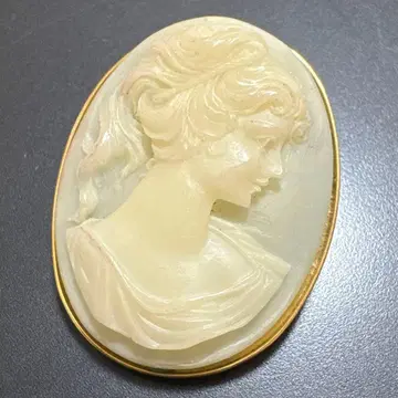 카메오 브로치 여성의 옆모습 골드 컬러