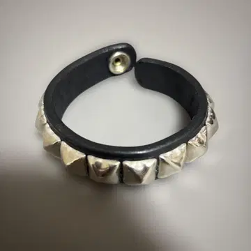 가라지 우다가와 피라미드 스터드 리스트 밴드 12.5mm