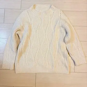 FURRY 퍼리 화이트 로우게이지 니트 둥근 카라 탄탄한 원단 멋쟁이