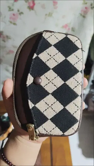 체크 무늬 동전 지갑 브라운과 베이지