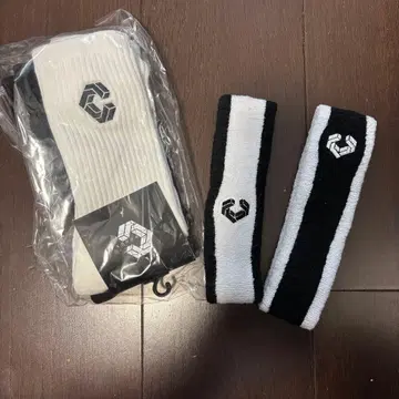 화이트 x 블랙 2켤레 삭스와 헤드밴드 2개 세트