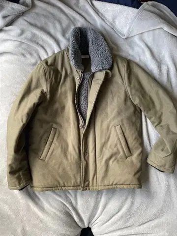 카키색 플리스 안감 자켓