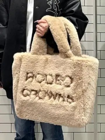 신상 인조 모피 로고 패치 토트 베이지 5500엔