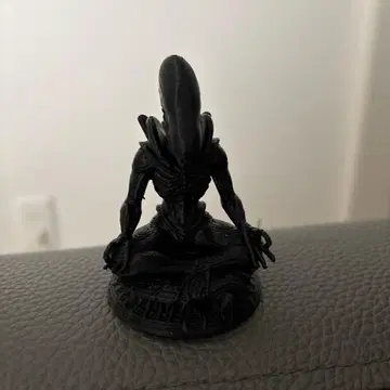 좌선 에이리언 피규어 받침대 포함 블랙 약 8cm