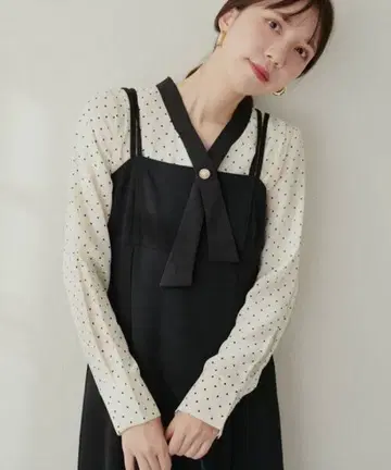 [완판템] 내추럴 꾸뛰르 osono 펄 리버 버튼 크로스 보타이 블라우스