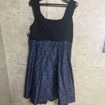 슬리브리스 플레어 원피스 블랙과 네이비