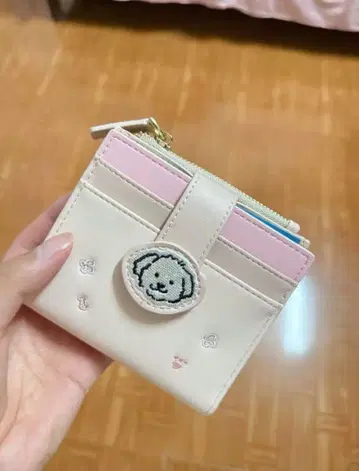 개 자수가 있는 크림색 코인 케이스