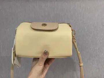 크림색 숄더백