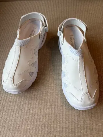 화이트 메쉬 간호사 샌들