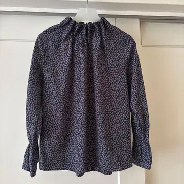 쉽스 하이넥 블라우스