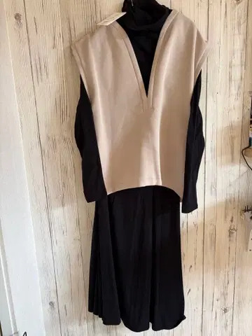 베이지 베스트 포함 블랙 롱 원피스