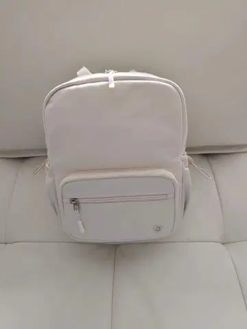 화이트 백팩 심플한 디자인