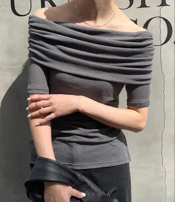 오프숄더 그레이 긴팔 상의 meilmade