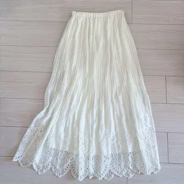 더 버지니아 화이트 플리츠 롱 스커트 레이스