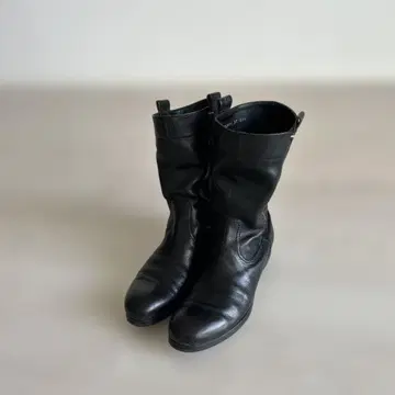 MUKAVA 블랙 가죽 미들 부츠