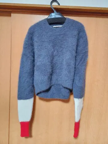 LILLY LYNQUE 퍼 칼라 블록 스웨터