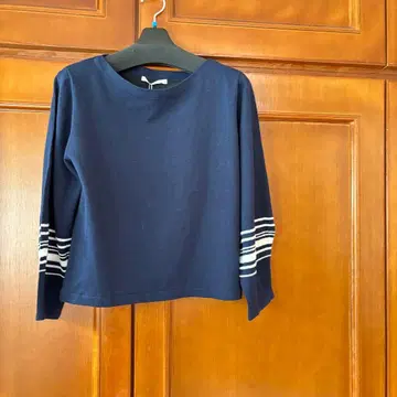 네이비 긴팔 니트 스트라이프 소매