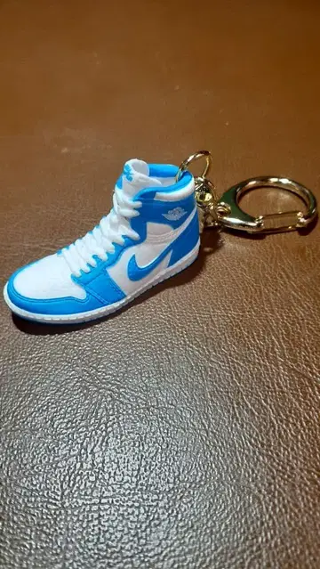 85 high 미니어처 스니커즈형 키링 (왼쪽)