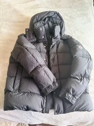 MONCLER 그레이 다운 자켓 후드 부착 2호