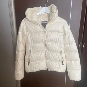 아이보리 후드 부착 다운 자켓
