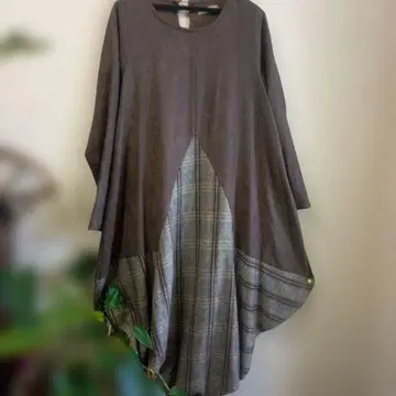 비대칭 체크 무늬 원피스